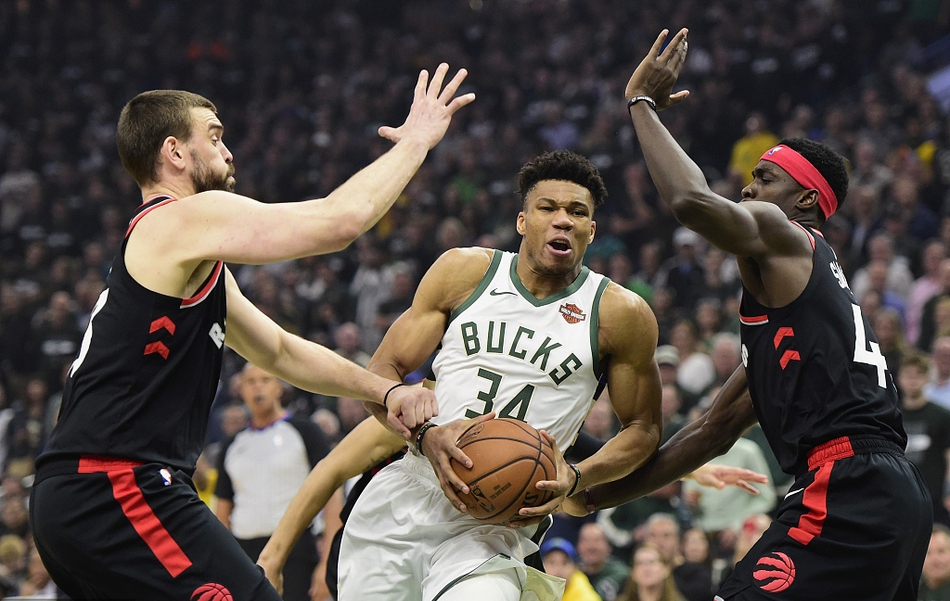 Nghiền nát đối thủ ở Game 2, cặp đấu Bucks và Raptors ngày càng không cân sức